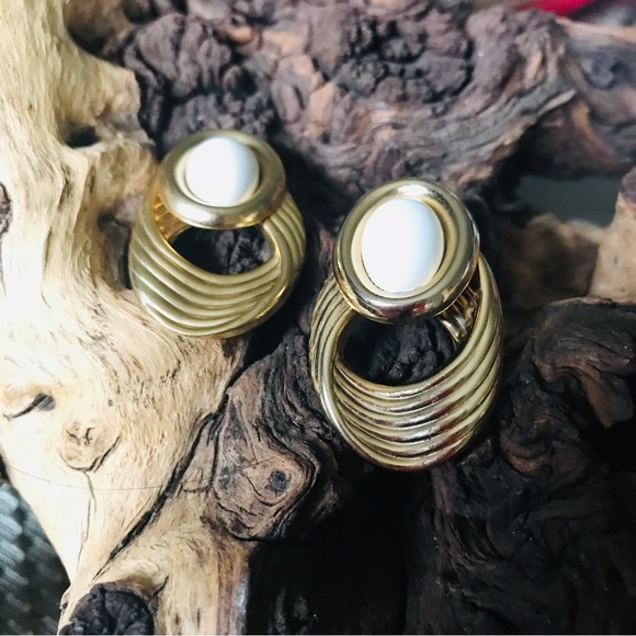 Vintage 80’s Costume Gold Tone & Cream Oval Geometric Post 1.5 in Earrings - Picture 4 of 7